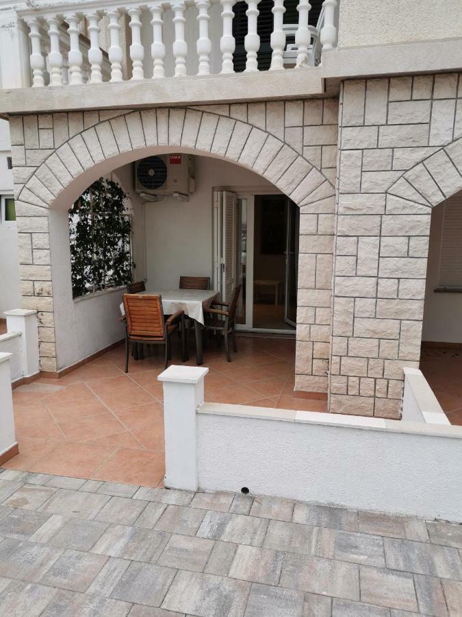 Apartments Tone & Tonica Novalja Exterior photo
